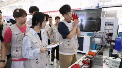 教员正正在用AI帮教给学生引见电机检测项目及步